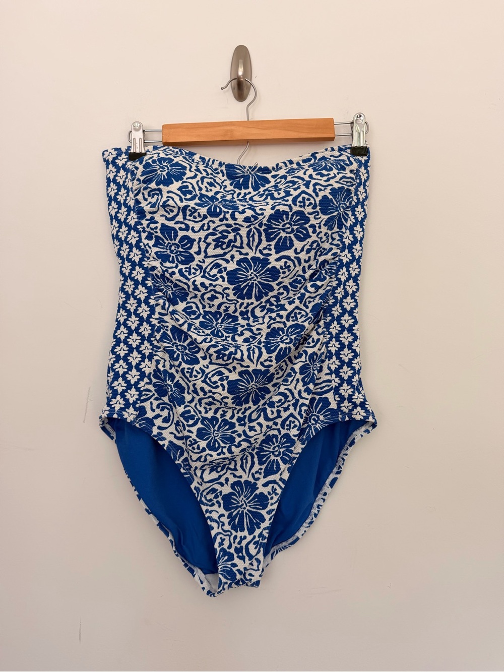 Tommy Bahama Strapless Blue & White Floral One-Piece Swimsuit Sz 12 Barely Used - Picture 10 of 10